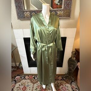 VTG Dentelle Green Dressing Robe Silky Satin Belted Armpit To Armpit 21”